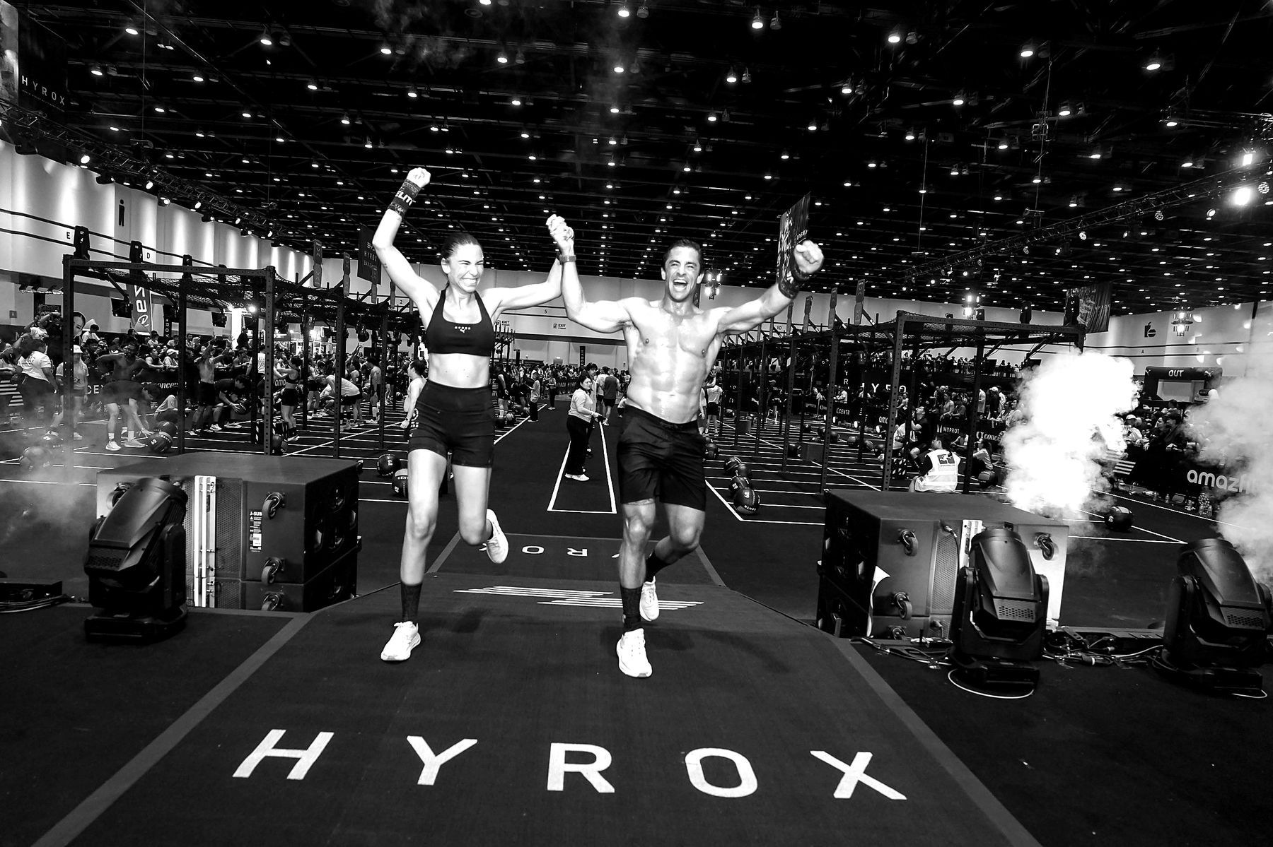 Jara y Óscar cruzando la meta de HYROX de la mano